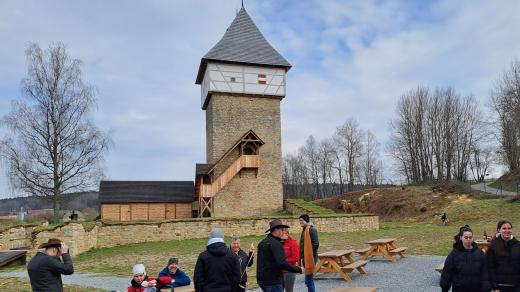 Věž tvrze na Tiché nese novou nástavbu kopírující původní nástavbu