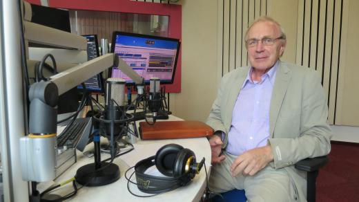 Josef Černý ve studiu Českého rozhlasu Hradec Králové