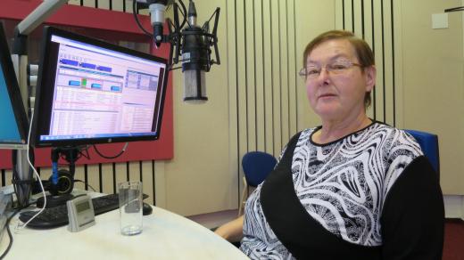 Farářka Alena Naimanová ve studiu Českého rozhlasu Hradec Králové
