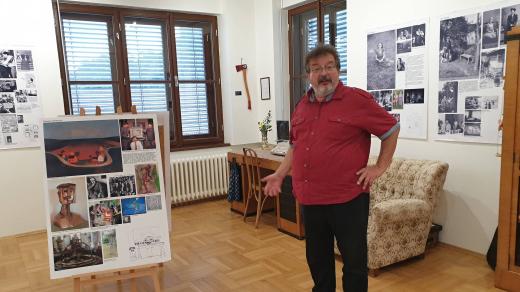 Jan Vaculík v pamětní síni Marie a Ludvíka Vaculíkových v Brumově