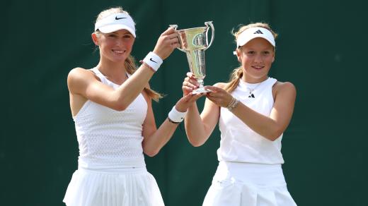Alena Kovačková a Laura Samsonová po vítězství v dívčí čtyřhře na Wimbledonu