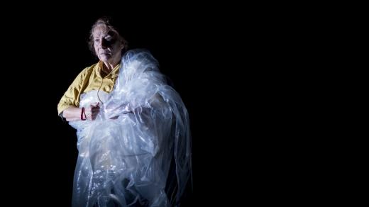 Hana Frejková v inscenaci Invisible I./Hannah, soubor Tantehorse