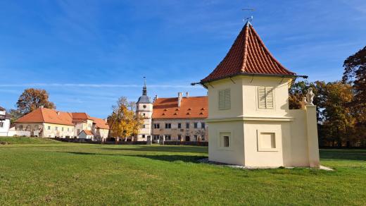 Oranžerie, stejně jako druhá opravovaná stavba v areálu, gloriet, měly být původně přístupné návštěvníkům už během letošní sezóny