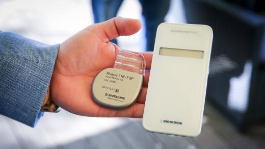 Přístroj s názvem Rivacor 7 dokáže srovnat srdeční arytmii a zabránit zástavě srdce. V Česku ho jako první vložil do těla pacienta profesor Alan Bulava z Nemocnice České Budějovice