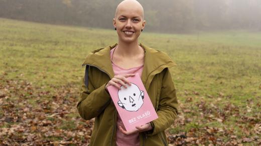 Tereza Drahoňovská s komiksem Bez vlasů