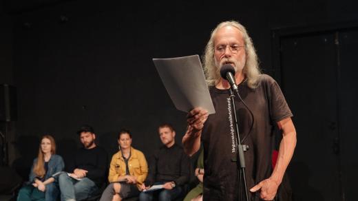 Měsíc autorského čtení ve Lvově, na scéně básník Petr Hruška