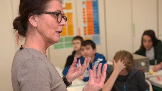 Učitelka, učení, výuka, žáci (ilustrační foto)