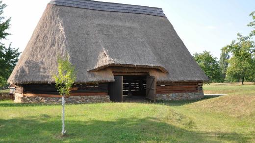 Desetiboká roubená stodola z Durdic u Votic ve skanzenu Kouřim