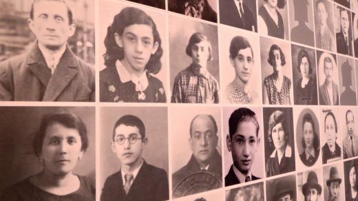 Detail stěny v muzeu s portréty mechelenských obětí holocaustu.