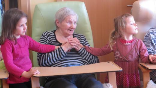 Mateřská škola spolupracuje s domovem pro seniory třetím rokem. Obě strany v tom vidí velký smysl