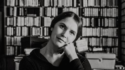 Žena před knihovnou (ilustační foto)