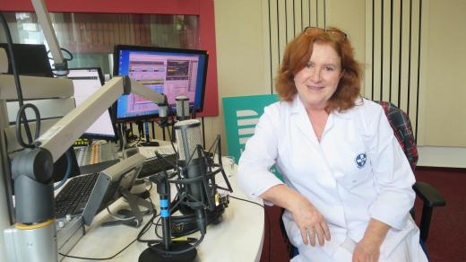 Irena Krčmová ve studiu Českého rozhlasu Hradec Králové