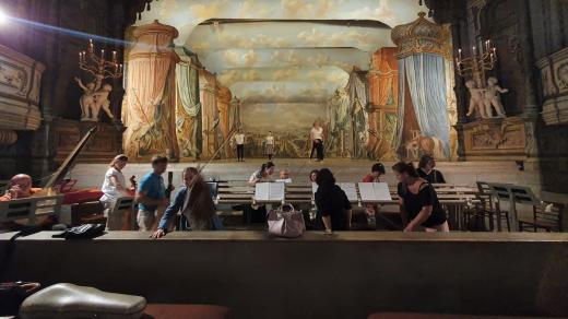 Příprava barokní opery Farnace v zámeckém divadle v Českém Krumlově