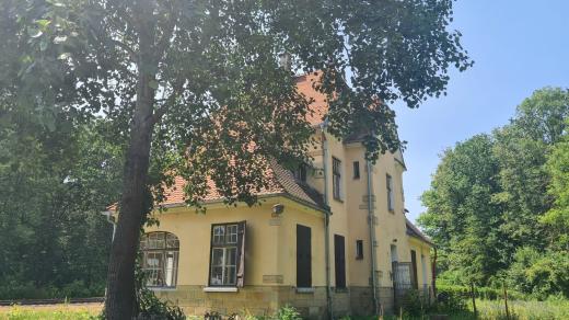 Historická budova nádraží ve Střeni