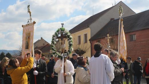 Procesí přichází v neděli ke kostelu