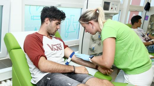 Finalisté soutěže Muž roku spolu se známými osobnostmi darovali v Hradci Králové plazmu a krev