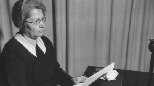 Františka Zemínová v rozhlasovém studiu (1936)
