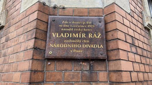 V roce 2001 byla na jeho rodném domě odhalena pamětní deska