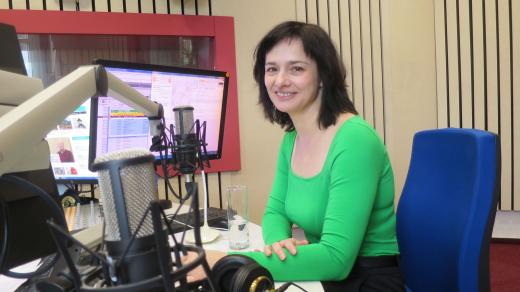 Kateřina Fikejzová Prouzová ve studiu Českého rozhlasu Hradec Králové