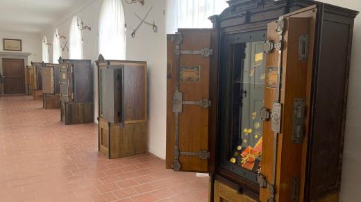 Náchodský zámek nabízí novou expozici secesních trezorů a unikátních vyznamenání