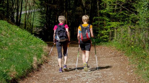 Posměšky neberte vážně, nordic walking je dobrou cestou ke zdraví (ilustrační foto)