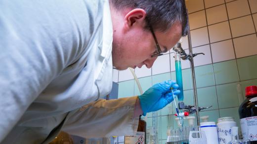 Studium Farmaceutické fakulty Univerzity Karlovy patří k nejtěžším v celé České republice 