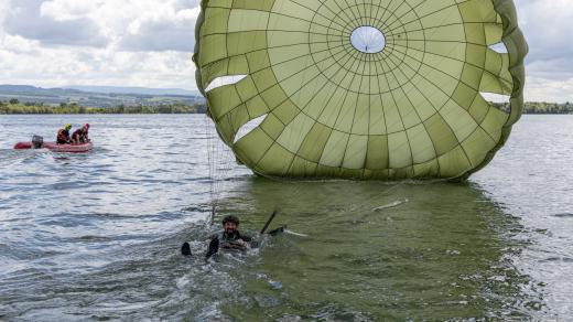 Do vody mohou seskakovat pouze zkušení výsadkáři, kteří mají za sebou 20 seskoků a více