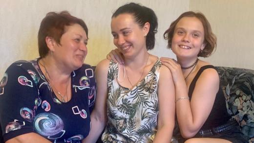 Paní Kateřina bydlí v okrajové části Náchoda se svojí dvanáctiletou dcerou a maminkou. V Česku jsou od poloviny března