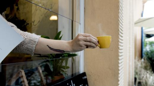 Kavárny, restaurace i bary od středy zavřely své dveře, některé pokračují v činnosti s obsluhou přes výdejová okénka.