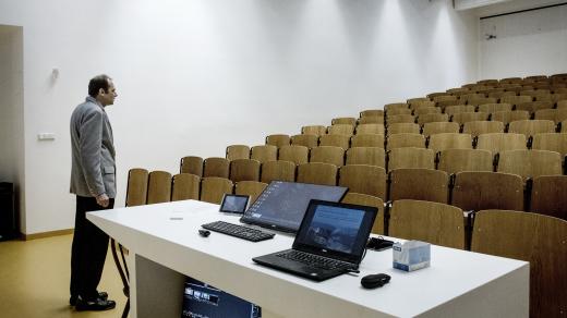 Prázdná posluchárna 135 na ČVUT v Praze. Přednášející Pavel Píša, nahrává studentům přednášku k Počítačové architektuře na Youtube kanál. Dnes, 2.3. fakulta vyhlásila samostudium z domova. #koronavirus