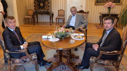 Premiér a šéf hnutí ANO Andrej Babiš (vlevo), prezident Miloš Zeman (uprostřed) a ministr vnitra a předseda ČSSD Jan Hamáček