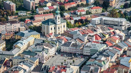 Arciděkanský kostel Narození Panny Marie je barokní sakrální stavba poblíž Krakonošova náměstí vedle někdejšího zámku, nynějšího muzea v Trutnově