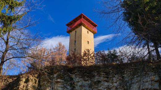 Burianova rozhledna se tyčí na kopci Milenka ve výšce 579 m n. m.
