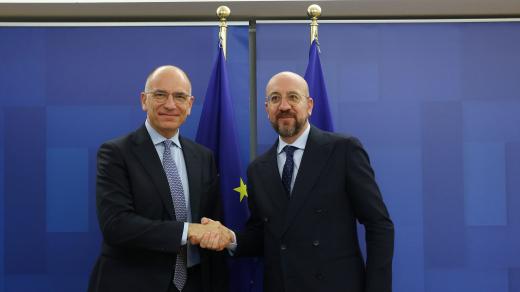 Předseda Evropské rady Charles Michel (vpravo) a Enrico Letta, který se zabývá budoucností vnitřního trhu EU