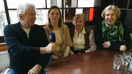 Talk show Petra Voldána a jeho hostů. Hosty jsou manželky cestovatelů Jana Horká, Zuzana Juračková a Miroslava Konkolská