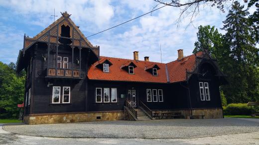 Stavbu lze přirovnat k loveckému zámečku Tři trubky