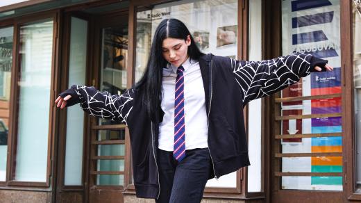 Pam Rabbit před studiem Radia Wave