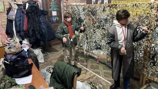 Tato organizace charkovských dobrovolnic a dobrovolníků už na frontu dodala víc než tisíc maskovacích sítí
