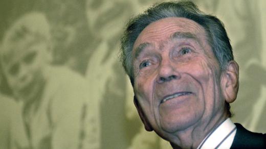 Dětský psycholog Zdeněk Matějček na snímku z roku 2002