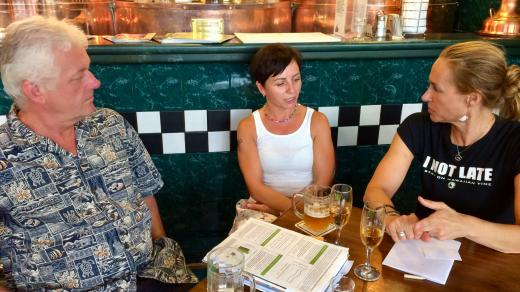 Prezident Československého svazu minipivovarů Jan Šuráň a ředitelka Českého svazu pivovarů a sladoven Martina Ferencová (uprostřed) v rozhovoru s Lucií Výbornou.