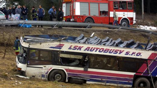 Nažidla. Vrak autobusu po tragické nehodě, ke které došlo 8. března 2003
