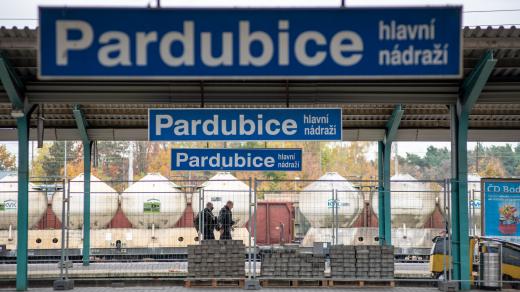 Cestující na nádraží v Pardubicích dělí od stavebního ruchu ploty