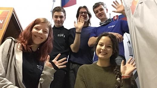 Posádka simulovaného letu (zleva): Veronika Danadová, Sára Klimentová, Oto Ulrich, Miroslav Kořínek a Josef Lát