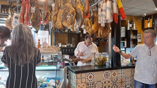 Sevillský obchod s lahůdkami a zároveň bar