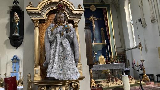 Když sošku vikář objevil, měla jen obyčejné šaty a žádný globus. Dnes pro ni v kostele mají celou garderobu