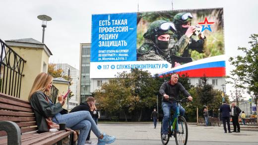 Billboard v Moskvě s nápisem „Existuje taková profese – bránit vlast“