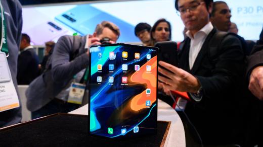 Ohebný displej telefonu Huawei Mate X vystaveného na veletrhu CES v Las Vegas