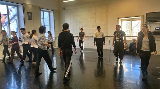 Na baletním sále právě začíná zkoušet choreograf Tomáš Rychetský za spolupráce tanečníka Ondřeje Vinkláta celovečerní Mechanický pomeranč