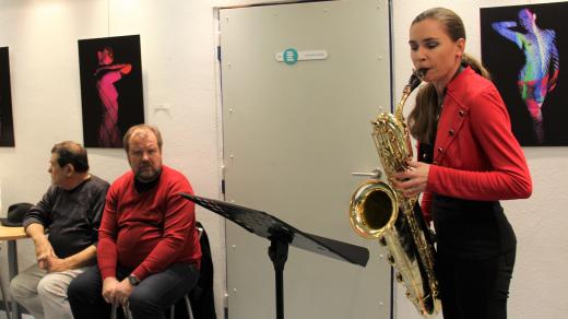 Saxofonistka Kateřina Pavlíková na vernisáži uměleckých děl jejího manžela v galerii Českého rozhlasu České Budějovice