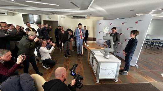 Studenti Krkonošského gymnázia ve Vrchlabí testují programovatelnou robotickou ruku